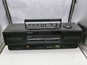 T【3ふ-37】【100サイズ】SANYO サンヨー PH-WCD2/AM FMラジオ ダブルカセット ラジカセ/通電可 ジャンク扱い/※傷汚れ 錆あり