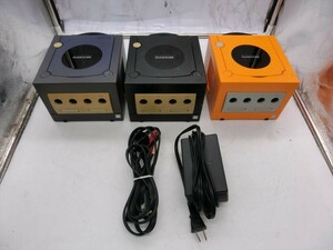 T【3ふ-53】【100サイズ】ニンテンドー ゲームキューブ 本体 3台セット/任天堂/通電可/ジャンク扱い/※黒のみ裏蓋無し・傷・汚れ有