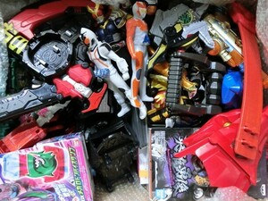 T【ノ4-99】【140サイズ】未検品/仮面ライダー・ウルトラマン グッズ まとめてセット/フィギュア おもちゃ 色紙 他