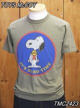 新品 トイズマッコイ SNOOPY TEE IT'S HERO TIME 半袖 Tシャツ オリーブ M TMC2423 toysmccoy_画像1