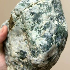 巨大な圧砕翡翠 姫川 ヒスイ 濃緑色 青色 国産水晶 糸魚川 国産鉱物 鉱物 原石の画像3