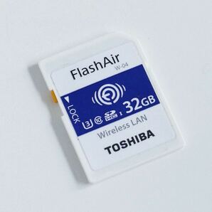 〈即決〉 TOSHIBA 東芝 FlashAir W-04 32GB 無線LAN SDカード ［ゆうパケット発送対応］の画像1