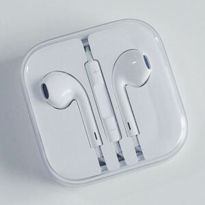 〈即決〉Apple アップル EarPods with 3.5 mm Headphone Plug イヤホン ［ゆうパケット発送対応］