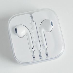 〈即決〉Apple アップル EarPods with 3.5 mm Headphone Plug イヤホン .. ［ゆうパケット発送対応］