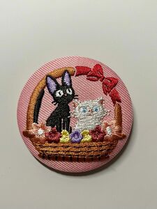 ジブリ 魔女の宅急便 ジジ 缶バッジ 刺繍 ブローチ