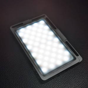 Andoer LED ビデオライト 充電式 輝度と色温度調整可能 600LM 3500K-5700K CRI96+ 内蔵2800mAhバッテリー 1/4インチネジ穴 撮影照明用の画像3