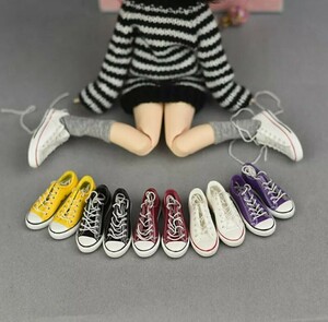 1/6サイズ　ミニチュアスニーカー　赤　ブライス　リカちゃん　ピュアニーモ　オビツ　バービー　ユノラ　momoko等