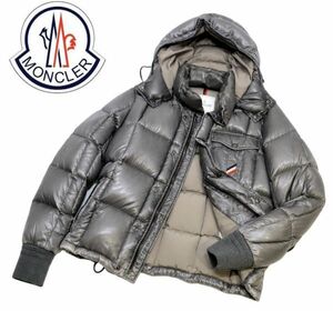 国内正規品 MONCLER NIVELLE GIUBBOTTO トリコロール刺ロゴ メンズ ダウンジャケット モンクレール フード付 DOWN JACKET グレー 2 JK-39