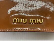 S3844C miumiu ミュウミュウ エナメル レザー ベージュ リボン 財布 カードケース 二つ折り ロゴ入り ゴールド金具 レディース_画像3