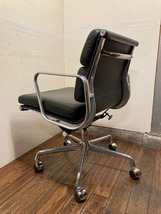 未使用に近い中古 Herman Miller ハーマンミラー イームズ アルミナム ソフトパッド 黒革 キャスター/hhstyleヤマギワcassinavitraモダニカ_画像4