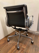 未使用に近い中古 Herman Miller ハーマンミラー イームズ アルミナム ソフトパッド 黒革 キャスター/hhstyleヤマギワcassinavitraモダニカ_画像5