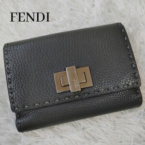 FENDI フェンディ 二つ折り ミディアム コンパクト ミニ財布 サイフ セレリアピーカブー ターンロック シルバー金具 型押し レザー グレー