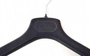 ALEXANDER McQUEEN（アレキサンダー マックイーン）プラスチック ロゴ ハンガー ジャケット コート LOGO Hanger イタリア製 ブルゾン SRT