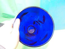 w240301-021B4 明和産業 ボヘミアングラス 花瓶 ブルー 植物柄 金彩 箱付 昭和レトロ フラワーベース_画像4