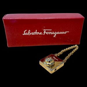 Salvatore Ferragamo フェラガモ ネームロゴ 入り ショルダーバッグ デザイン ゴールド系 キーホルダー チャーム