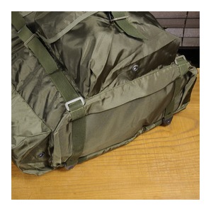 オーストリア軍放出品 バックパック KAZ 75 ナイロン製 オリーブドラブ 容量45L モデル75 払下げ品 リュックサックの画像4