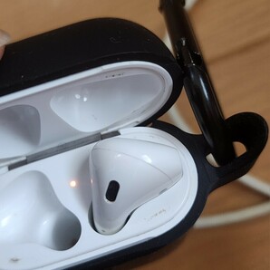 ★ Apple  AirPods (第２世代？) 右耳のみ 充電器+USB充電ケーブル (ジャンク品)の画像5