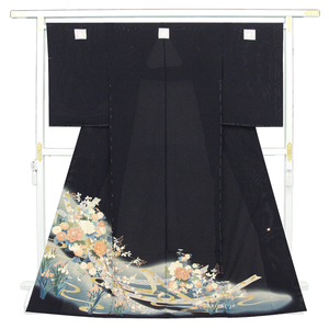 Art hand Auction ※Après la rénovation du magasin [Salon des œuvres neuves classiques] Couture gratuite ☆ Artisanat traditionnel d'été Kyo-Yuzen peint à la main, Kimono noir formel en soie peinte en or avec un motif noshi et fleur de saison et eau (10010838), mode, Kimono femme, kimono, Tomésode