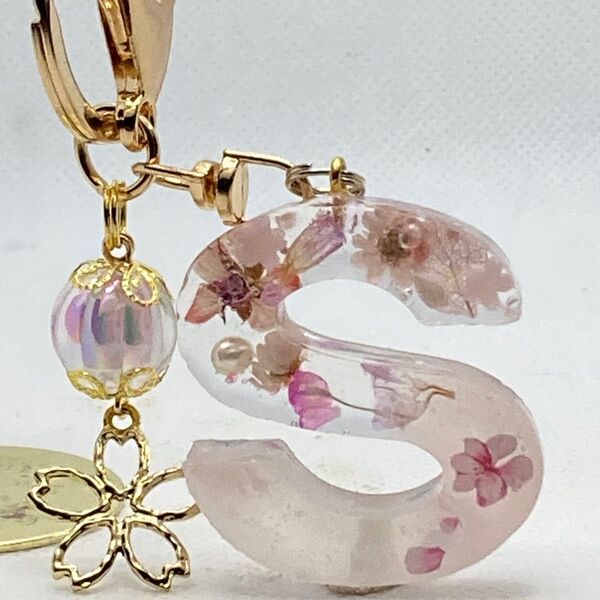 イニシャルキーホルダー レジン ハンドメイド ピンク系のドライフラワー桜 S