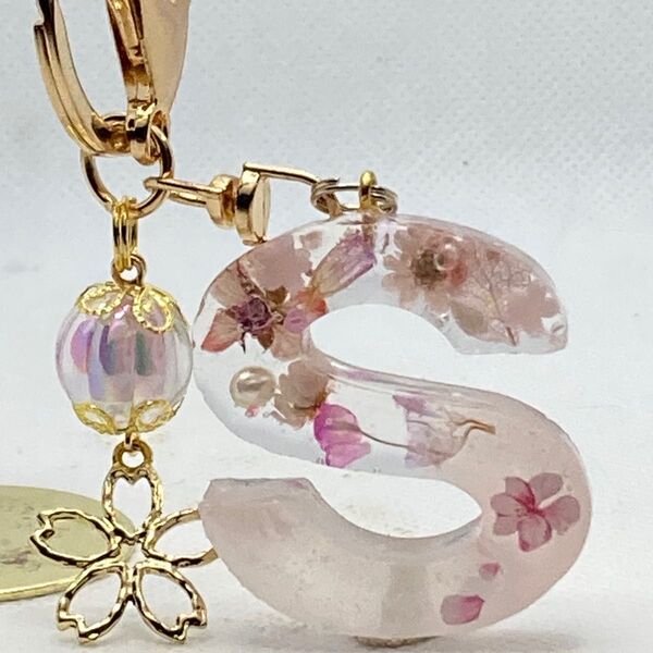 イニシャルキーホルダー　レジン　ハンドメイド　　ピンク系のドライフラワー桜　S