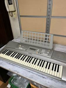 24A03－64N YAMAHA ヤマハ 電子ピアノ PSR-E303 キーボード 電子キーボード シルバー 鍵盤楽器 動未確認品