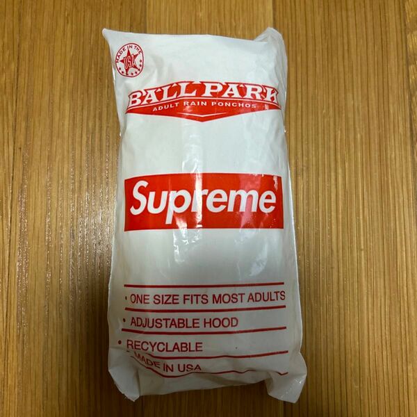 supremeのノベルティポンチョ