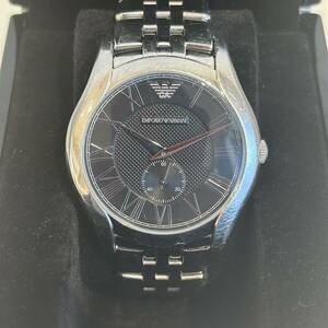 ■ 《稼働品》 EMPORIO ARMANI エンポリオアルマーニ AR-1706 黒文字盤 スモセコクオーツ 腕時計 1円から