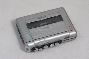 ソニー(SONY)カセットレコーダー TCM-450 ウォークマン テレコ テープ再生しました。比較的キレイな外装です。