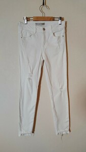 ZARA ダメージホワイトジーンズ ザラ レディース ウエスト68cmサイズ スキニージーンズ　ホワイトパンツ Mサイズ 