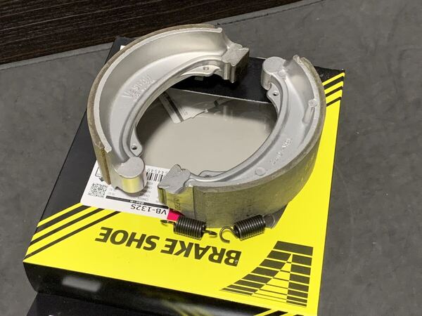 CB400T リア ブレーキシュー (バネ付き)新品即決 CB400N NV400C Vesrah CB250N CB250T CB450SC VD500FT CM400T べスラ製