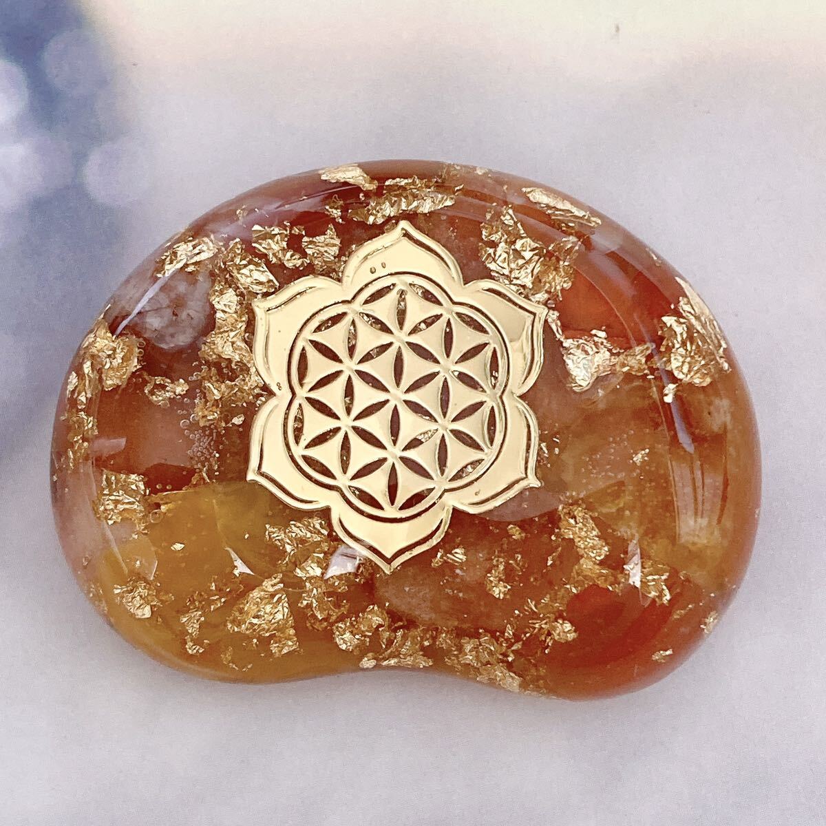 Amuleto orgonita Piedra de agarre como haba Flor de loto de la vida, trabajos hechos a mano, interior, bienes varios, ornamento, objeto