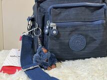 KIPLING キプリング 新品 2WAY ショルダーパック 手提げバッグ タイシルク風のネイビー_画像2