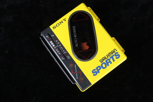 SONY WM-F75 ソニー SPORTS WALKMAN FM/AM スポーツウォークマン ウォークマン 小型家電 再生機 イエロー 初代アウトドアモデル 005IFCIA39