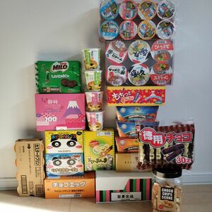 お菓子・即席詰め合わせ　カップラーメン　味噌汁　チョコエッグ　ナチョディップ　 カルパス　プリン　歌舞伎揚　そのまんまモンスター