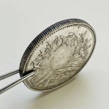日本 硬貨 古銭 記念幣 1986年 「御在位六十年・昭和六十一年」 太陽紋 鶴 菊紋 記念幣 コイン「レプリカ」 _画像3