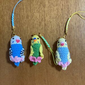刺しゅう糸で編んだセキセイインコのストラップ3種　グリーン、ブルー、レインボー　手編みのハンドメイド品