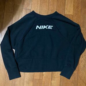 NIKE DRI-FIT クロップドスウェット