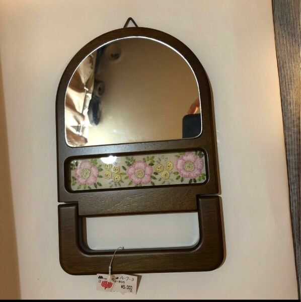 花の刺繍入り鏡です。花 刺繍 額 手芸 オブジェ インテリア 絵　壁飾り