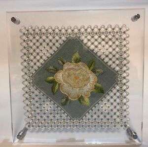 花の刺繍を施した額です。花 刺繍 額 手芸 オブジェ インテリア 絵