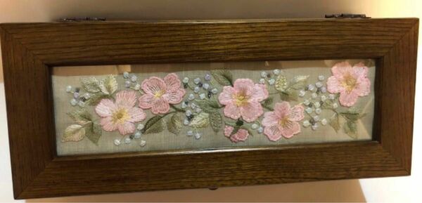 花の刺繍入り小物箱です。花 刺繍 額 手芸 オブジェ インテリア 絵
