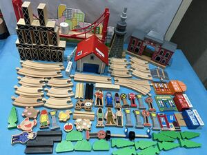 BRIO 木製レールセット スカイツリー 東京駅 情景パーツ 木のレール ブリオ 人 動物 標識 建物 吊り橋 など 大量 まとめ売り ②