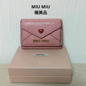 美品　ミュウミュウ　マドラス　レザー　コンパクトウォレット　三つ折り財布　ピンク　5MH021　ST12a705