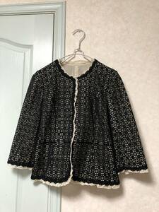 レリアン☆高級感のある生地柄・襟元、前部分、袖口、裾部分のフリルが可愛いトップス