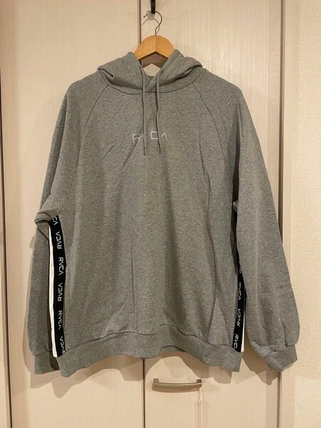 RVCA ルーカ　テープロゴ　オーバーサイズパーカー　BA042-018