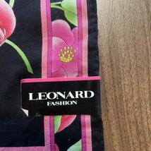 ☆未使用品☆LEONARD レオナール☆ハンカチ☆綿100%☆約51㎝×約50.5㎝☆花柄_画像3