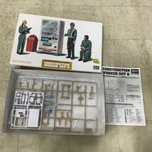 1円〜 ハセガワ 1/35 建設作業員セットB 休憩3体セット&アクセサリー、アオシマ 1/32 朝霞製作所 ターレットトラック 築地市場仕様 他_画像5