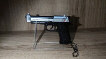 精巧1/3スケール ミニチュアモデルガン　BERETTA　M92　シルバー×ブラック　　スタンド＋箱＋追加ダミーカート_画像2