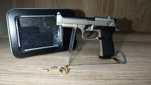 精巧1/3スケール ミニチュアモデルガン　BERETTA　M92　ライトガンカラー　　スタンド＋箱＋追加ダミーカート