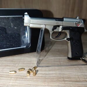精巧1/3スケール ミニチュアモデルガン BERETTA M92 ライトガンカラー スタンド+箱+追加ダミーカート