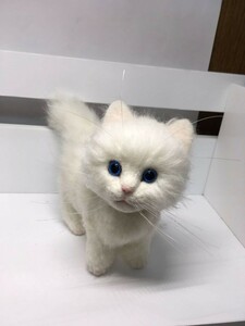 羊毛フェルト　白猫　仔猫　ハンドメイド　置物　インテリア